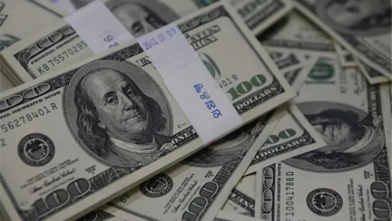 تراجع الدولار بعد رهان المستثمرين على فوز بايدن