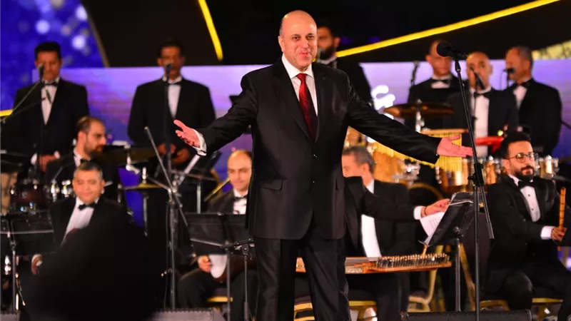 أمجد العطافي يشعل مسرح النافورة بأغنية