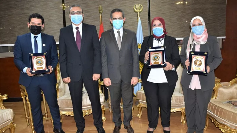 محافظ الغربية يكرم متدربي البرنامج الرئاسي عقب انتهاء برنامج المعايشة.