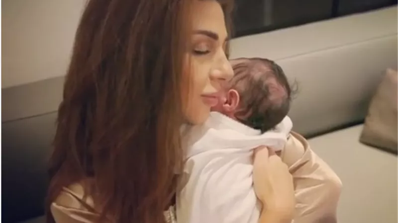 أول ظهور للمولود الثانى لميريام فارس..فيديو