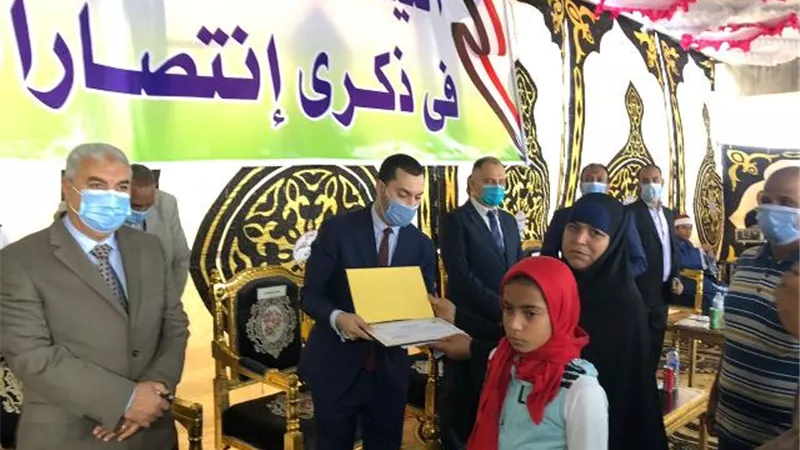محافظ كفر الشيخ يضع أكليل الزهور ويكرم أسر الشهداء مؤكداً أن معركة البرلس عزة وفخر وانتصار على أقوى دولتين آنذاك