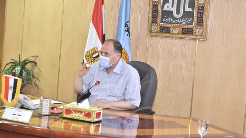 محافظ أسيوط يجتمع بمسئولي مياه الشرب والصرف الصحي والشركات المنفذة للمشروعات