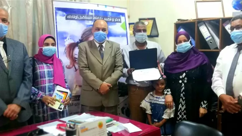 مديرية التعليم تكرم الطالبة الأولى على المرحلة الإعدادية