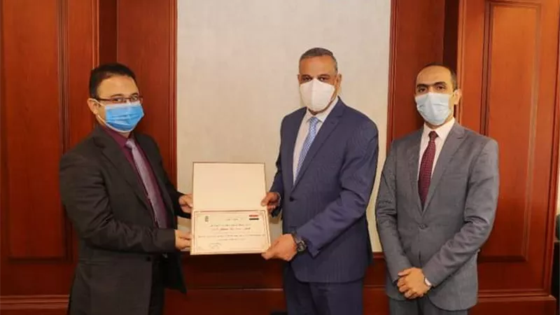 محافظ سوهاج يكرم متدرب البرنامج الرئاسي عقب انتهاء برنامجه التدريبي بالمحافظة
