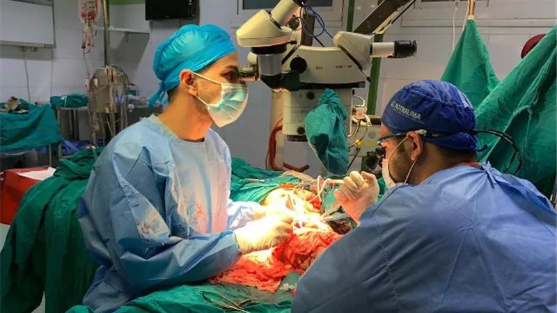 فريق طبى بجامعة أسيوط ينجح فى إجراء جراحة معقدة لتوصيل ذراع مبتور لطالبة بكلية الآداب.صور