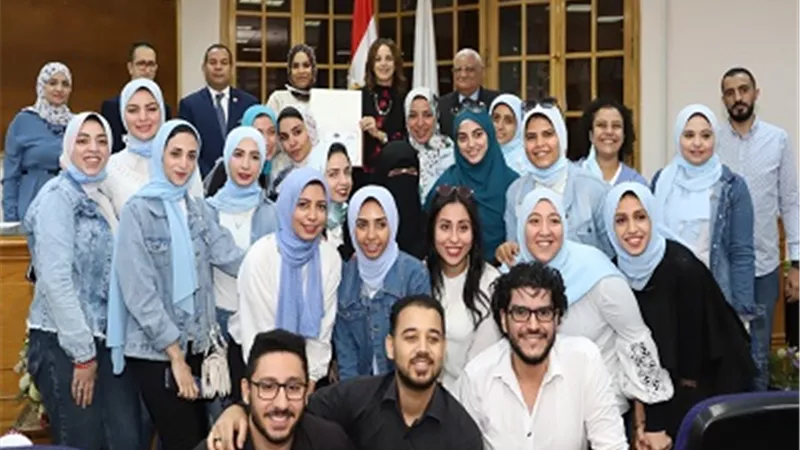 الخبراء الاعلاميون يشيدون بمشروعات تخرج طلاب شعبة الصحافة باعلام عين شمس