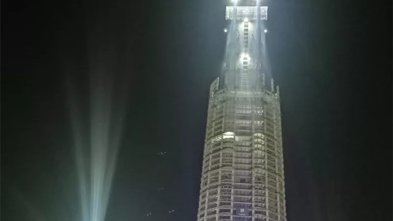 وزير الإسكان: البرج الأيقونى بالعاصمة الإدارية الجديدة وصل إلى الطابق 49 بارتفاع 240 متراً