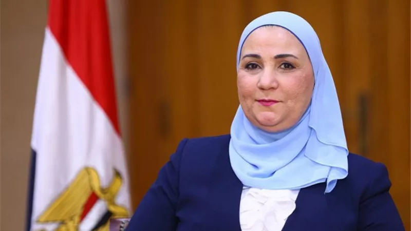 وزيرة التضامن توجه بتقديم مساعدات عينية ونقدية لمواطن ظهر بفيديو يشكو ضيق الحال