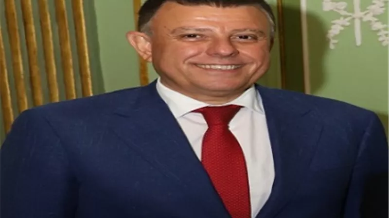 رئيس جامعة عين شمس يصدر قرارًا بضم مركز الدراسات البردية والنقوش الي كلية الآثار