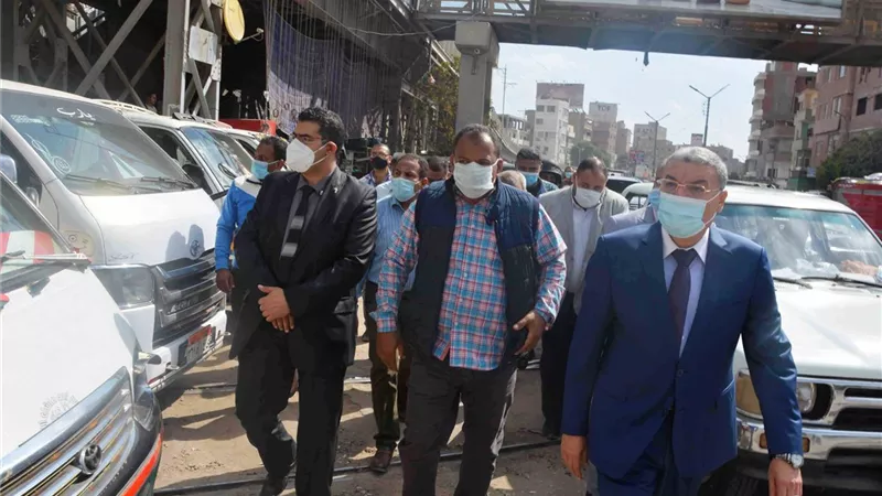 محافظ المنيا يفاجئ مواقف السيارات لمتابعة الالتزام بارتداء الكمامات