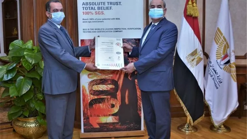 وزير الطيران المدنى يتسلم شهادة تجديد الأيزو ISO ٩٠٠١ / ٢٠١٥لمطار الغردقة الدولي