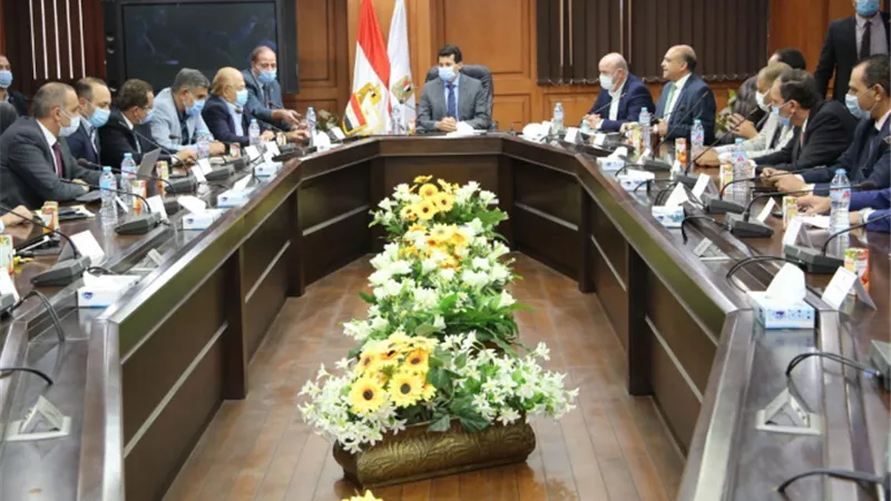 وزير الشباب يبحث الفرص الاستثمارية مع مجموعة من رجال الأعمال