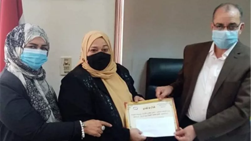 مدير التأمين الصحى بالشرقية يكرم الام المثالية