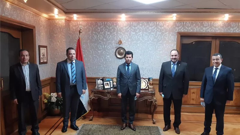 وزير الرياضة يستقبل المدير التنفيذي للوزارة عقب تعافيه من الكورونا