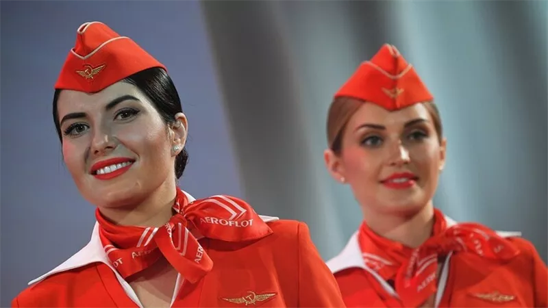 سبب غريب لوضع مضيفات الطيران لطلاء الشفاه الأحمر 