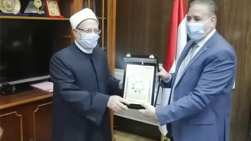 درع محافظة المنوفيية لمفتي الجمهورية تقديرًا لجهوده في نشر الفكر الوسطي