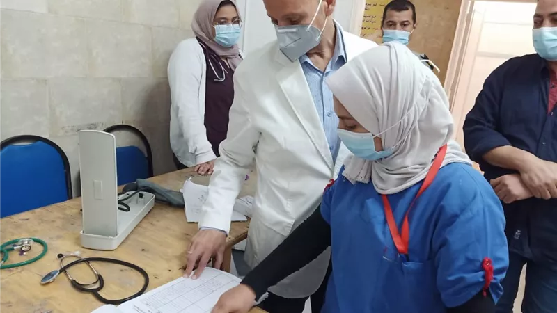 غلق مصنع حلويات بمنيا القمح وإعدام ١.٥ طن أغذية في حملة يقودها وكيل وزارة الصحة بالشرقية