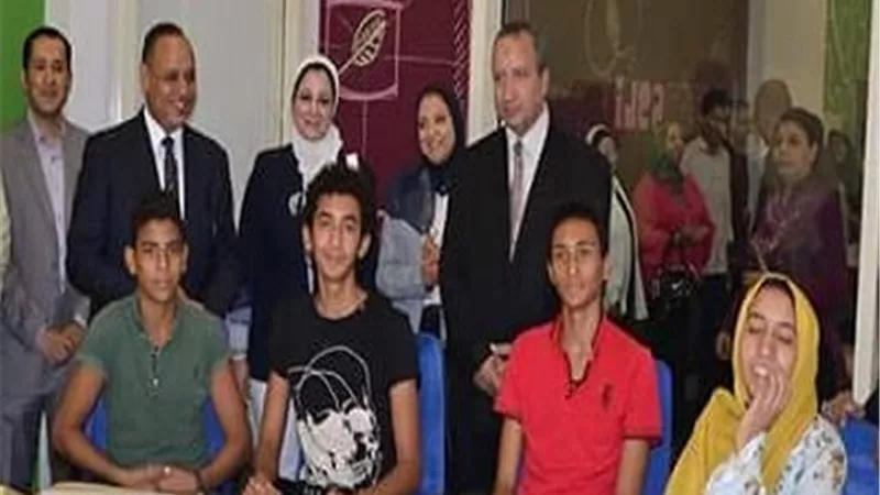 طالب جامعة الطفل بالسويس يفوز بالذهبية الدولية لاستخراج بلاستيك صديق للبيئة من قشر الجمبرى