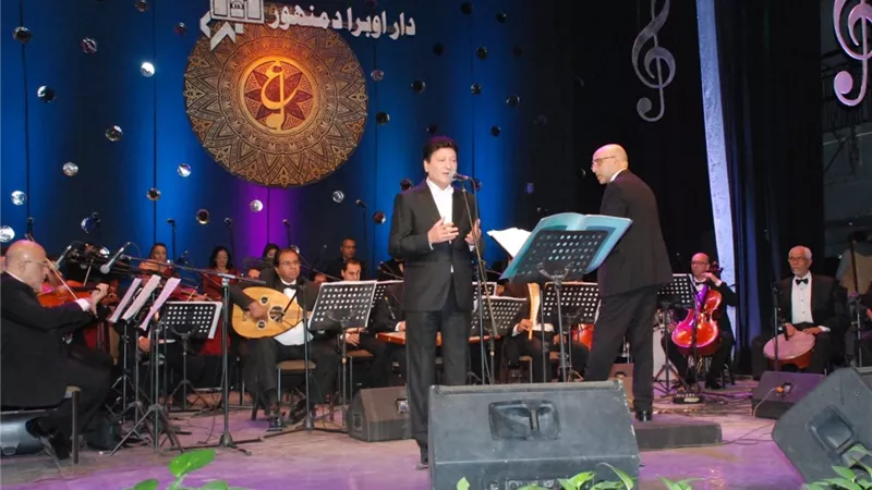 محمد الحلو يشدو ليالي الحلمية وزيزينيا في سهرة فنية بأوبرا دمنهور