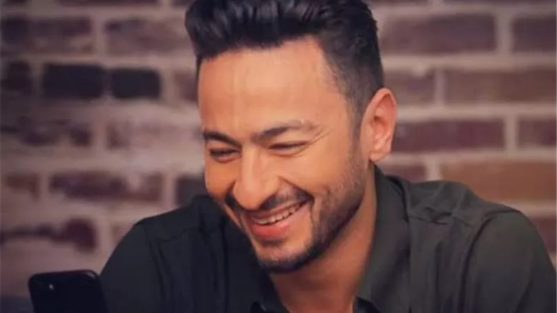 حمادة هلال يلعب مع نمر ويطعم تمساح.. فيديو