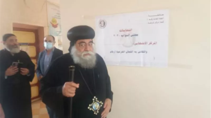 الأنبا سارافيم أسقف الإسماعيلية يدلي بصوته في انتخابات النواب 2020.صور