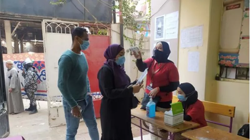 لجان بالقاهرة تقوم بإجراءات احترازية مشددة في انتخابات النواب .. صور