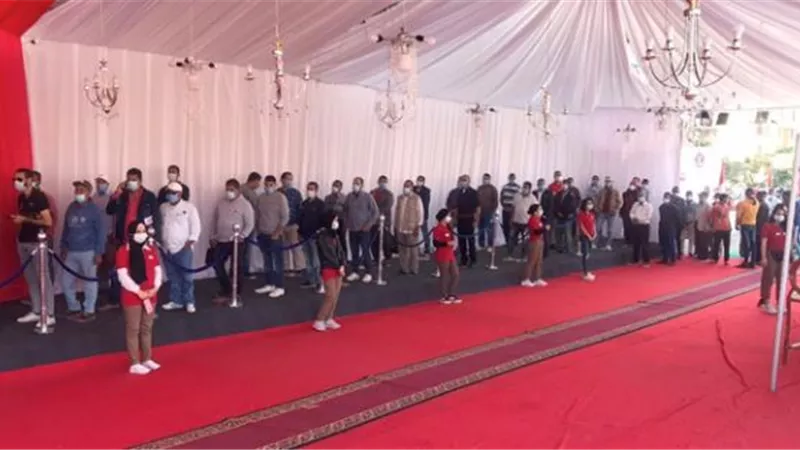 طوابير الناخبين تمتد أمام لجنة الشهيد أبو عميرة بمصر الجديدة في انتخابات النواب .. صور