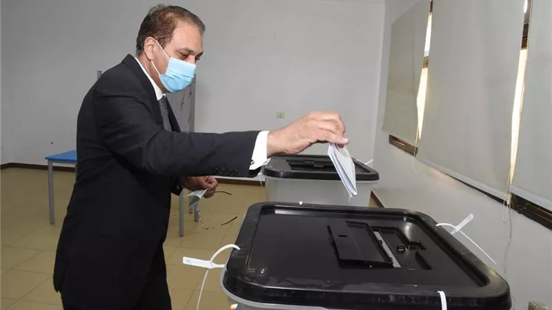 وزير المجالس النيابية يدلى بصوته بانتخابات مجلس النواب بالرحاب .. صور