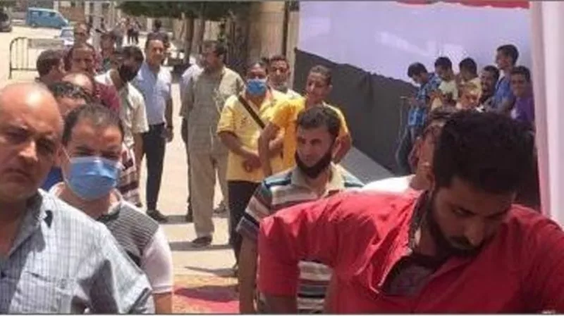 اقبال كبير من الشباب وكبار السن على اللجان الانتخابية بمدينة السلام .. صور