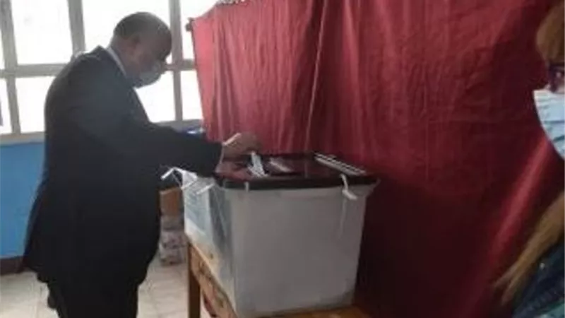 وزير الخارجية يدلي بصوته بمدرسة سيزا نبراوي بالتجمع الخامس في انتخابات النواب .. صور وفيديو