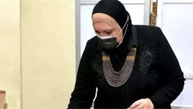 وزيرة التجارة والصناعة تدلي بصوتها بمقر كلية الفنون الجميلة بالزمالك ... فيديو وصور
