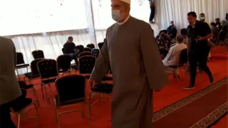 وكيل مشيخة الازهر في مدرسة الطبرى بالحجاز للإدلاء بصوته في انتخابات مجلس النواب ..فيديو وصور
