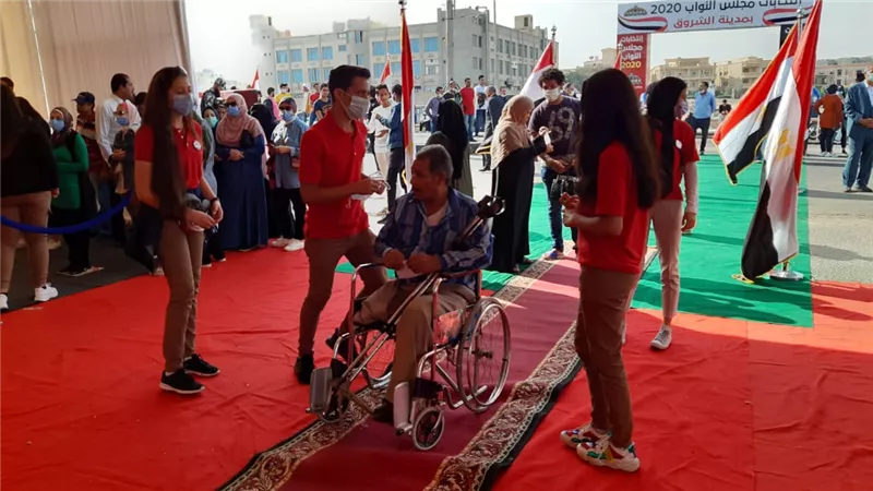 توفير كراسٍ متحركة بمقار اللجان الانتخابية تسهيلا لعملية التصويت لكبار السن وذوي الاحتياجات الخاصة .. صور