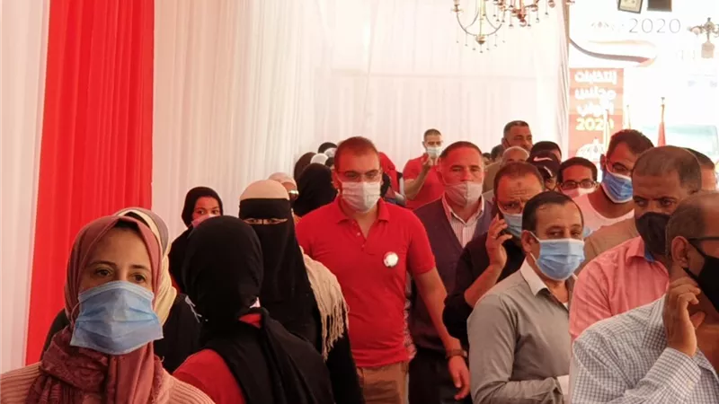 مدرسة الشهيد ياسر جنينة بالشروق تشهد حضورا مكثفا من الناخبين وسط اجراءات احترازية مشددة .. فيديو وصور