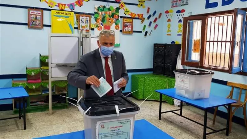 رئيس مياه القليوبية يدلي بصوته بانتخابات مجلس النواب