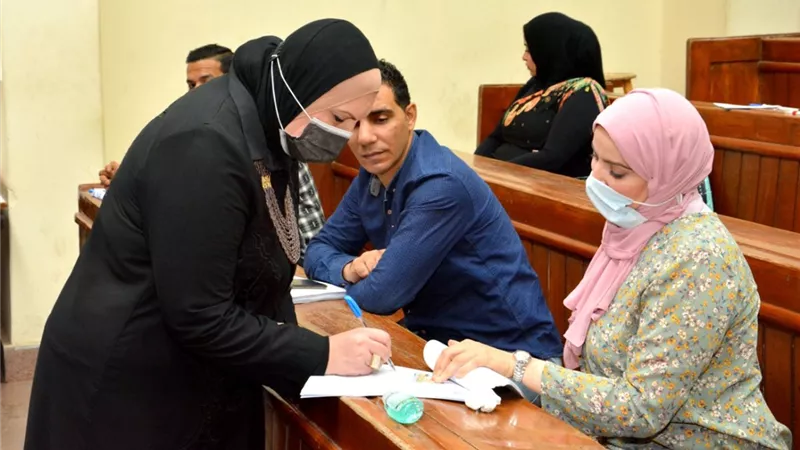 وزيرة التجارة والصناعة تدلى بصوتها بانتخابات مجلس النواب بكلية الفنون الجميلة