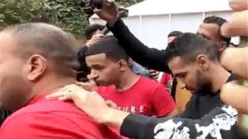 استقبال حافل من الجماهير لمؤمن زكريا أثناء ادلاءه بصوته الانتخابي في مدرسة ابن سينا .. فيديو وصور