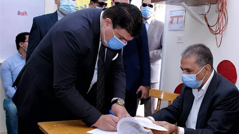 حسين زين رئيس الهيئة الوطنية للإعلام خلال الأدلاء بصوته في انتخابات مجلس النواب.. صور