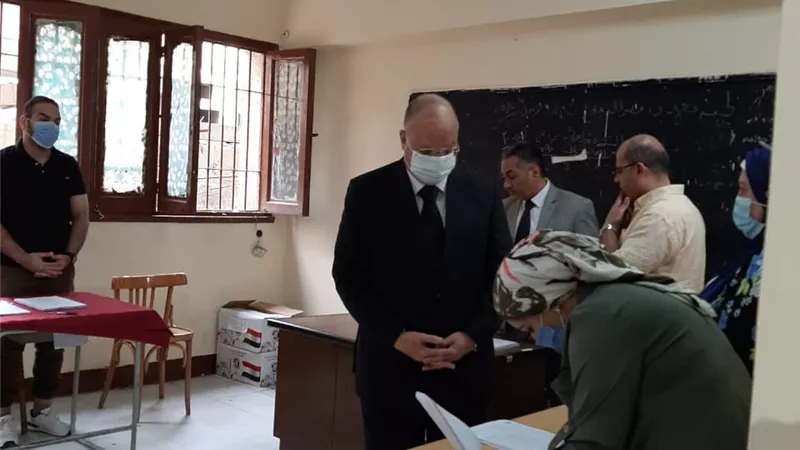 محافظ القاهرة يدلى بصوته فى مدرسة المعهد الازهرى الدينى بمصر الجديدة
