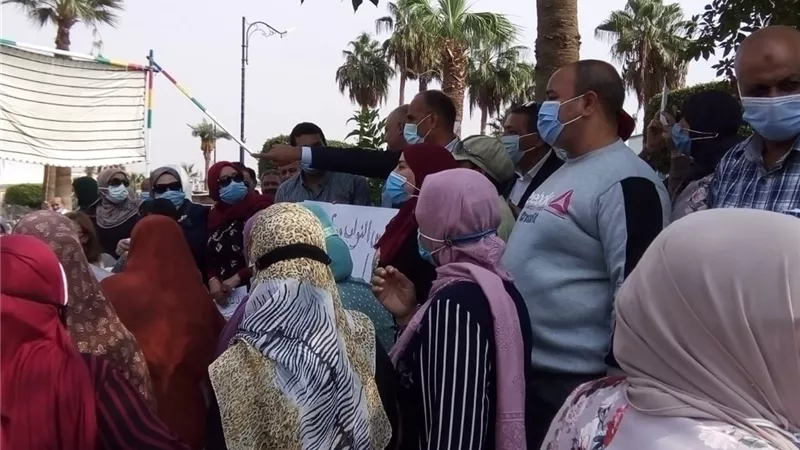 مظلات ومقاعد أمام لجان السويس لحماية الناخبين من أشعة الشمس