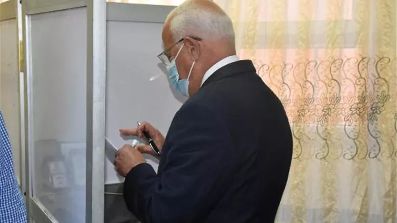 محافظ بورسعيد يدلي بصوته في انتخابات مجلس النواب 2020