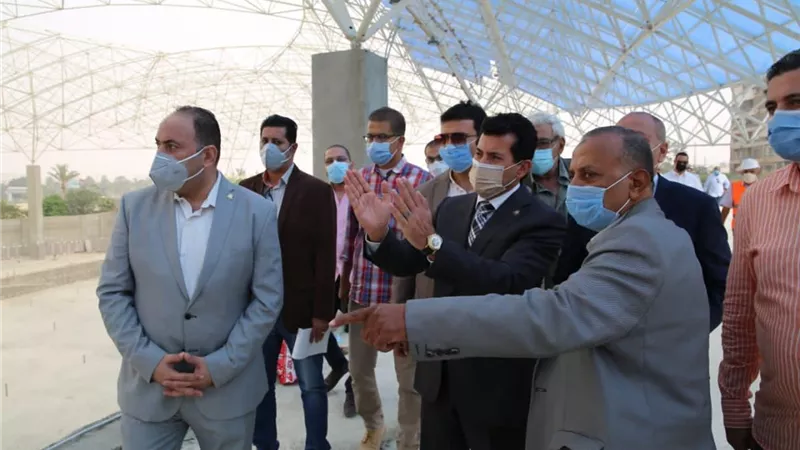 وزير الشباب يتفقد الأعمال الإنشائية بمركز التنمية الرياضية