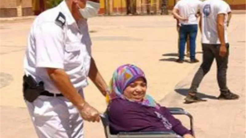 اللجان الانتخابية بقصر الدوبارة تستقبل ذوي الاحتياجات الخاصة وتقدم تسهيلات لعمليات التصويت .. فيديو وصور