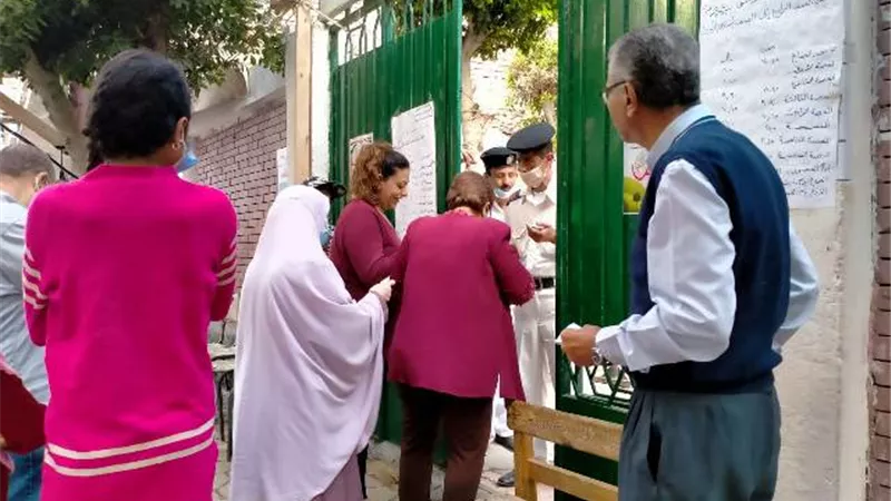 المرأة تتصدر المشهد بلجنة مدرسة الرشيد القومية بمصر الجديدة .. صور وفيديو