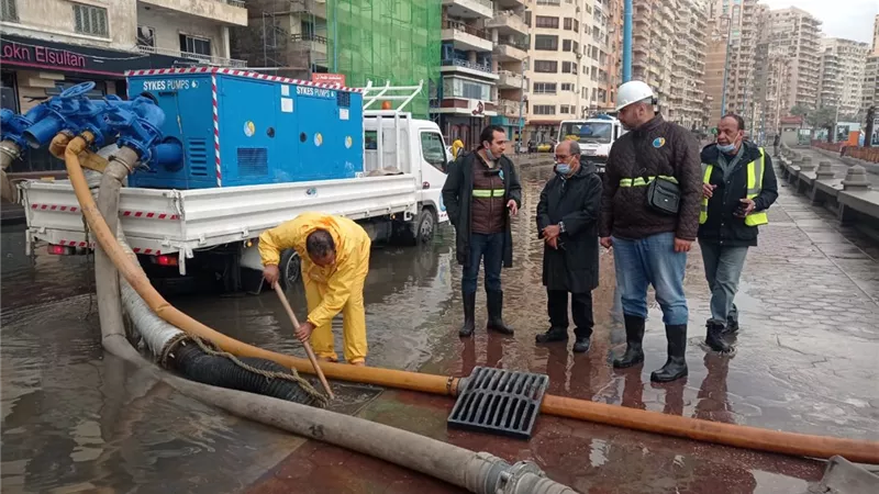 رئيس القابضة للمياه يتابع عمليات نزح مياه الأمطار بالإسكندرية