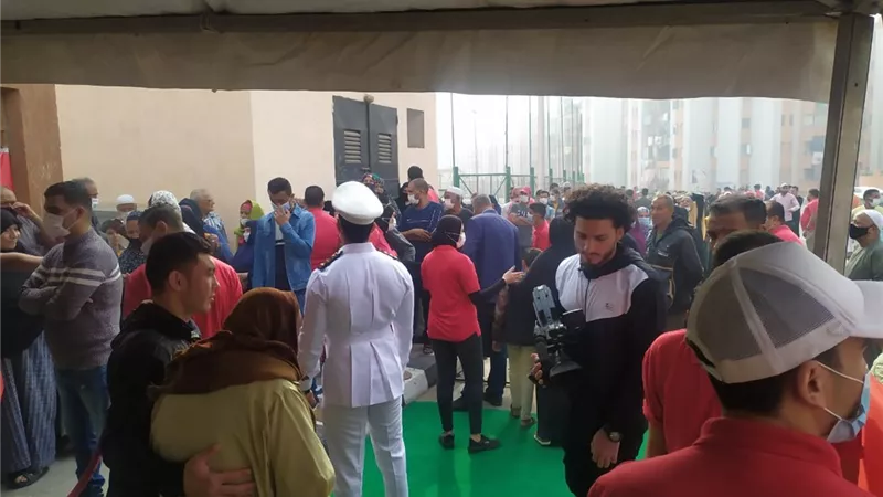 لجان الاسمرات تمتلئ بالناخبين منذ الصباح الباكر.. صور