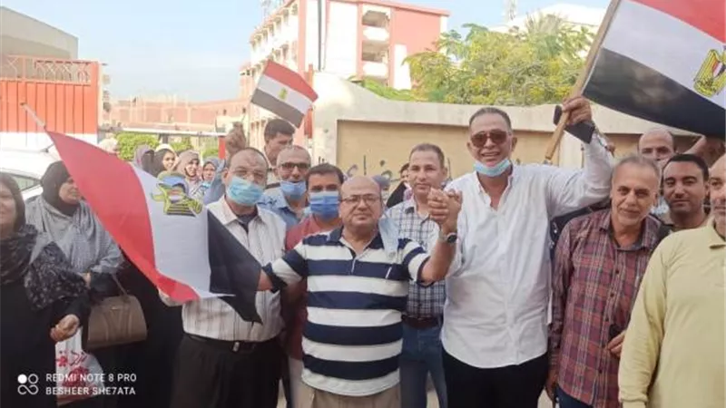 العاملون بتعليم الشرقية ينظمون مسيرة حاشدة لحث المواطنين على التصويت في الانتخابات.صور