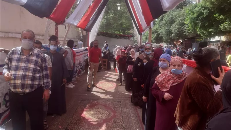 الالاف من كبار السن والشباب يصطفون امام اللحان الانتخابية بحلوان ويؤكدون دعمهم للدولة .. فيديو وصور