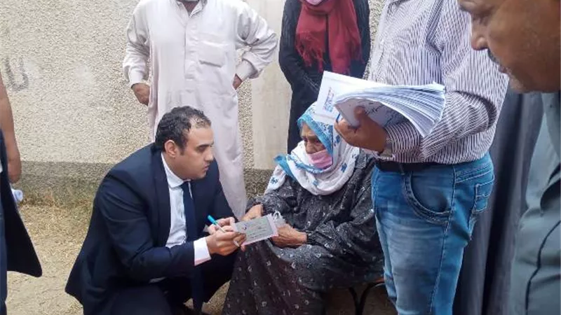 لفتة إنسانية قاضي يساعد سيدة مسنة على الادلاء بصوتها في الشرقية