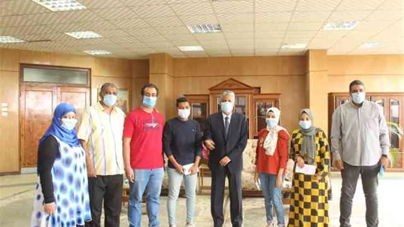 رئيس جامعة جنوب الوادي يكرم الطلاب الفائزين بالمسابقة الفنية